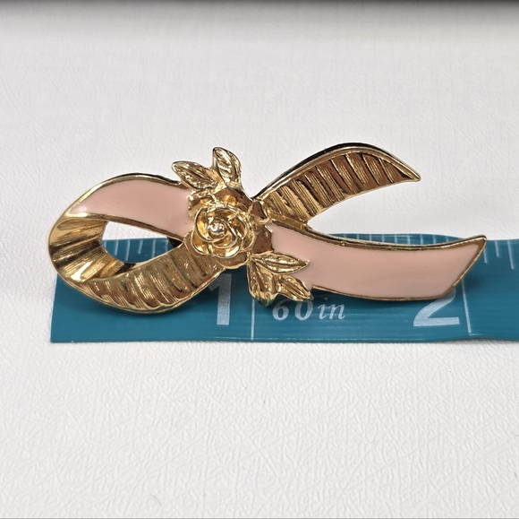 Vintage 90s Avon Goldtone Enamel Pink Breast Cancer Rose Ribbon Pin - Picture 6 of 7